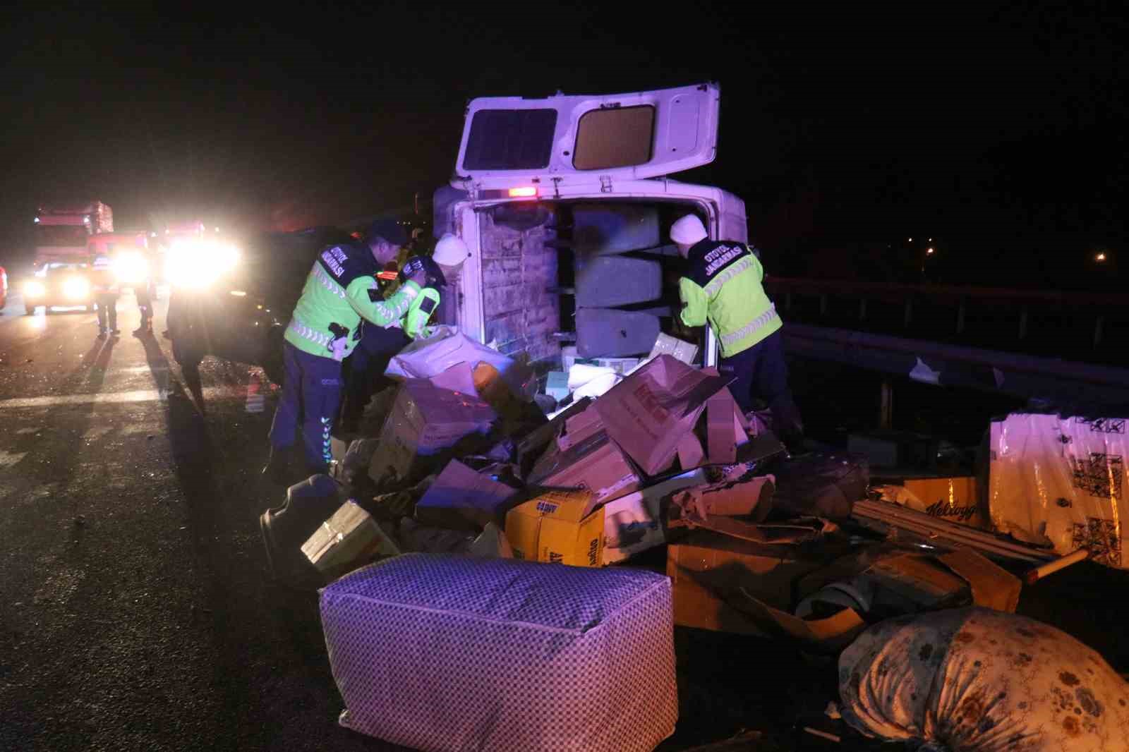 Anadolu Otoyolu’nda aynı istikamette giden otomobil ile minibüs çarpıştı: 1 ölü, 3 yaralı
