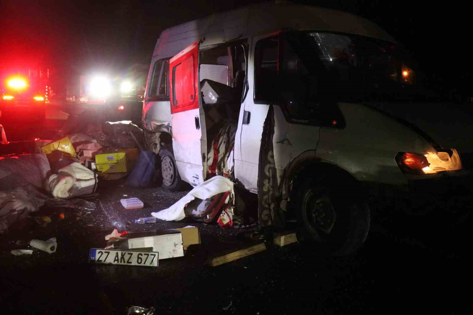 Anadolu Otoyolu’nda aynı istikamette giden otomobil ile minibüs çarpıştı: 1 ölü, 3 yaralı