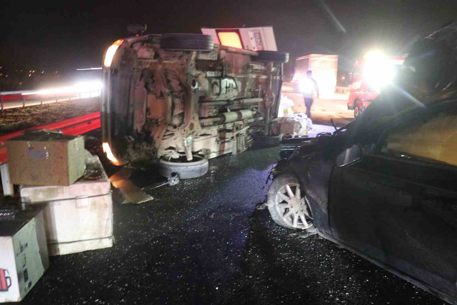 Anadolu Otoyolu’nda aynı istikamette giden otomobil ile minibüs çarpıştı: 1 ölü, 3 yaralı