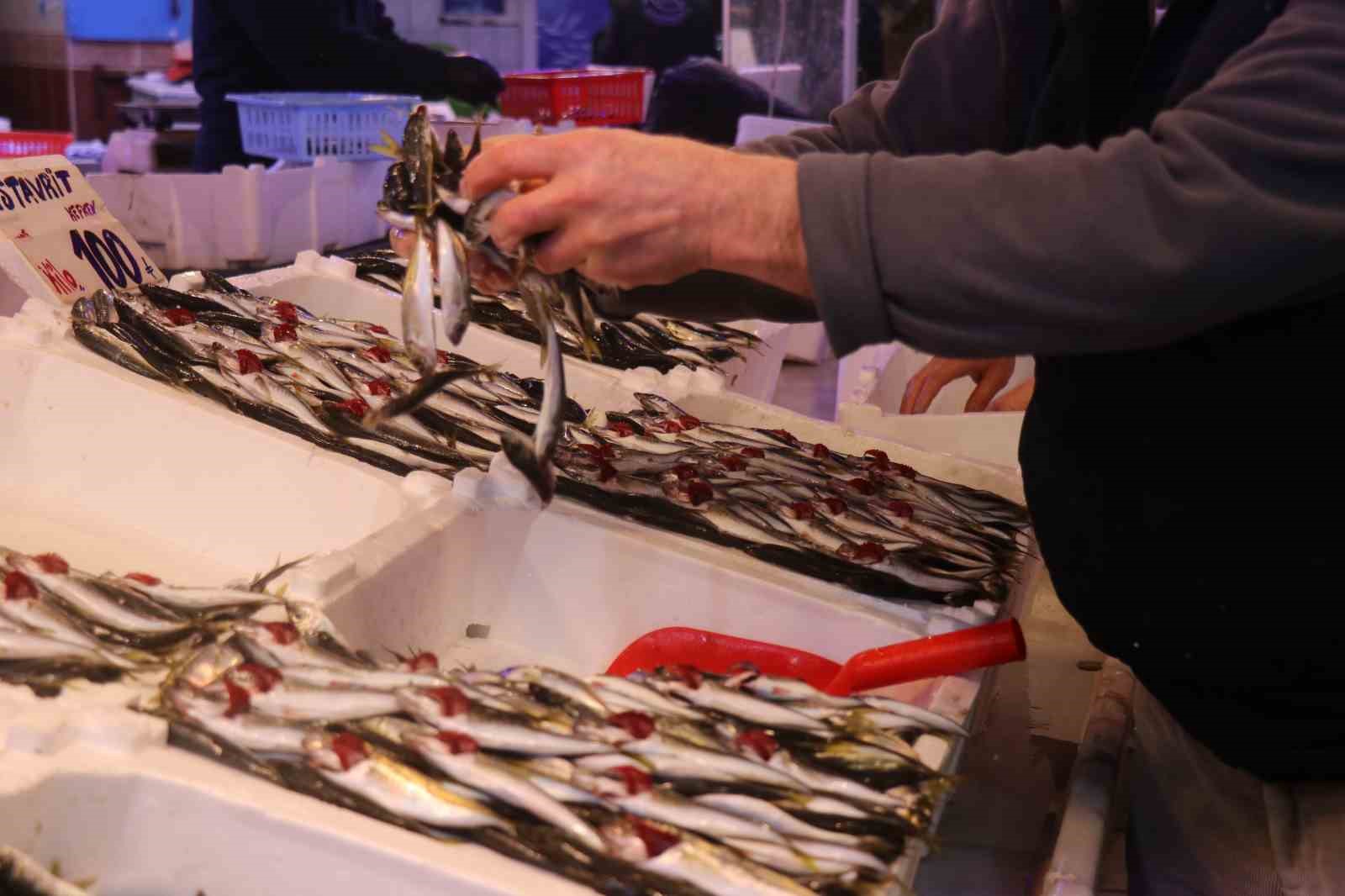 Tezgahlar istavritle doldu: Fiyatlar dibi gördü