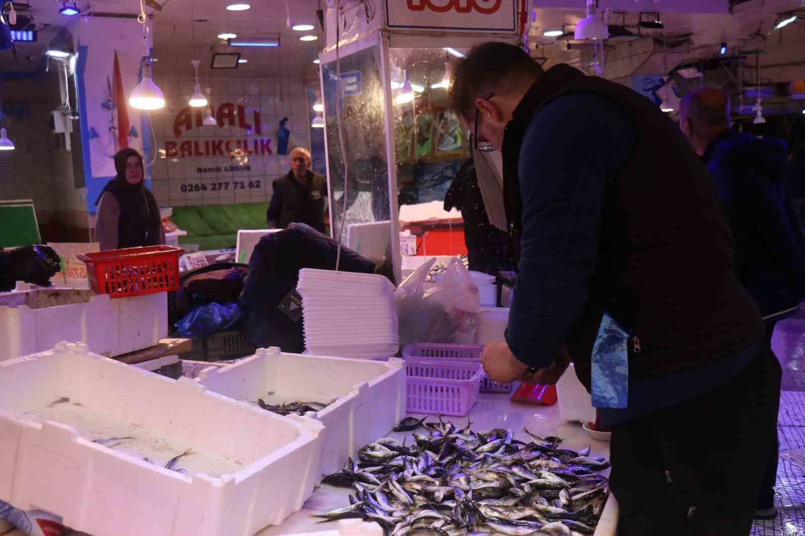 Tezgahlar istavritle doldu: Fiyatlar dibi gördü