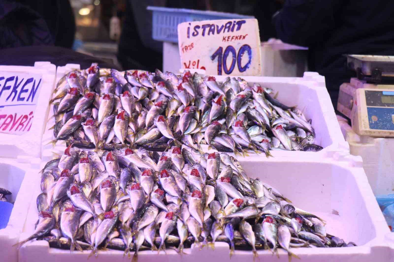 Tezgahlar istavritle doldu: Fiyatlar dibi gördü