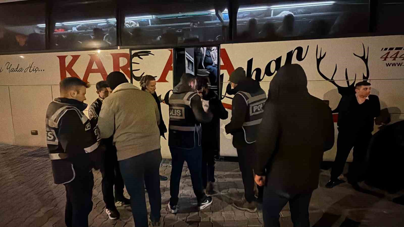 Tokat’ta durdurulan otobüste 5 kaçak göçmen yakalandı