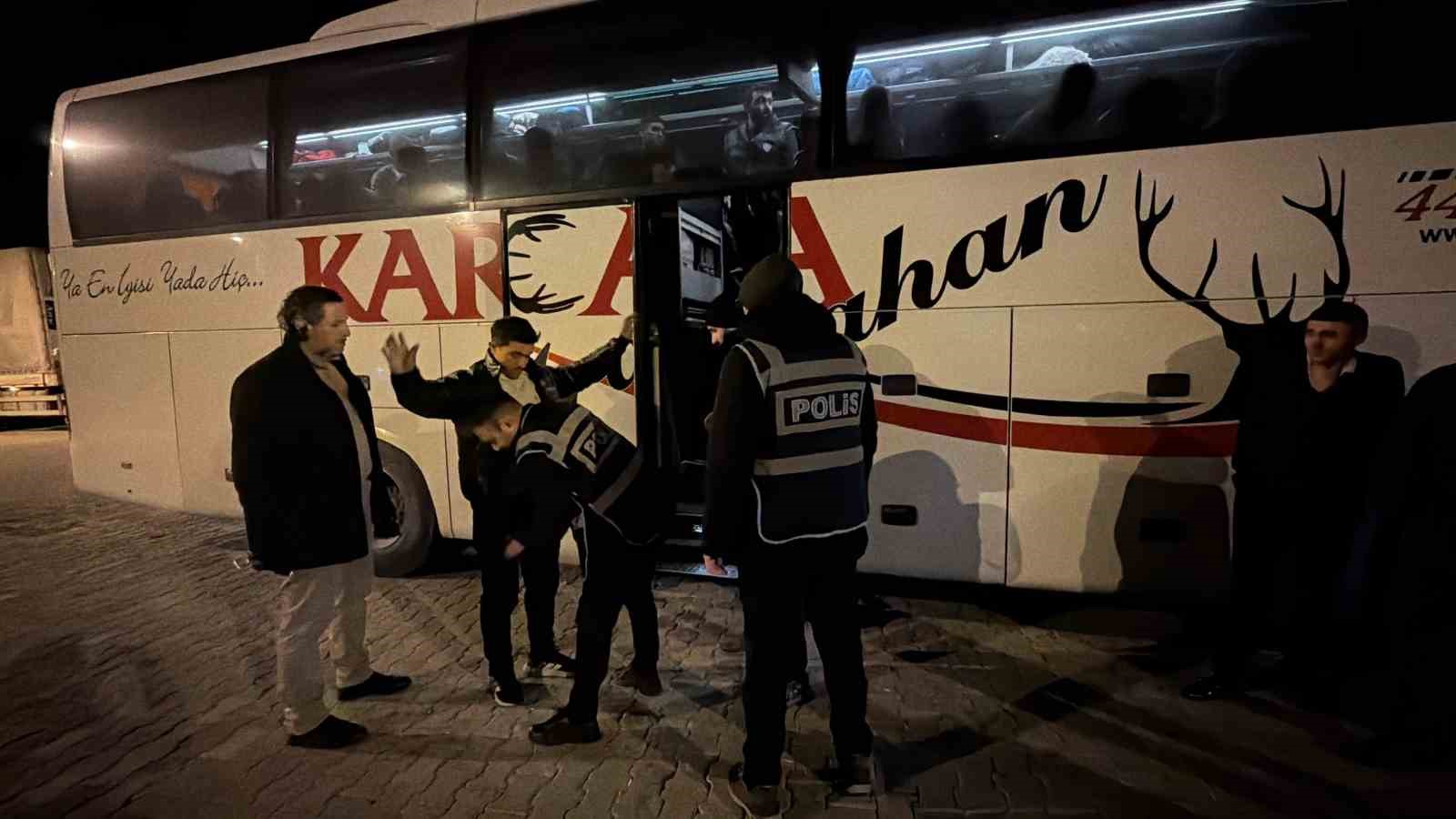 Tokat’ta durdurulan otobüste 5 kaçak göçmen yakalandı