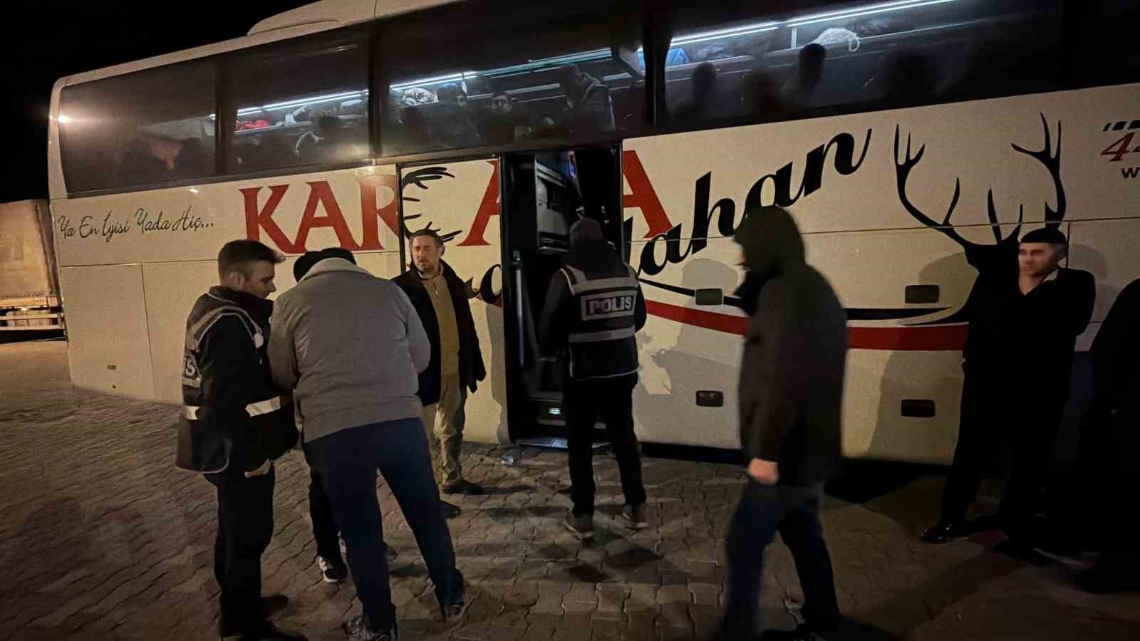 Tokat’ta durdurulan otobüste 5 kaçak göçmen yakalandı