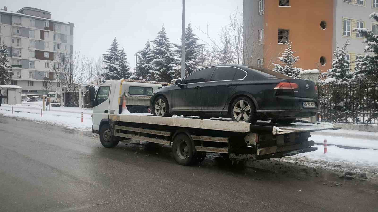 Van’da DEM Partili belediye başkanının resmi aracına haciz