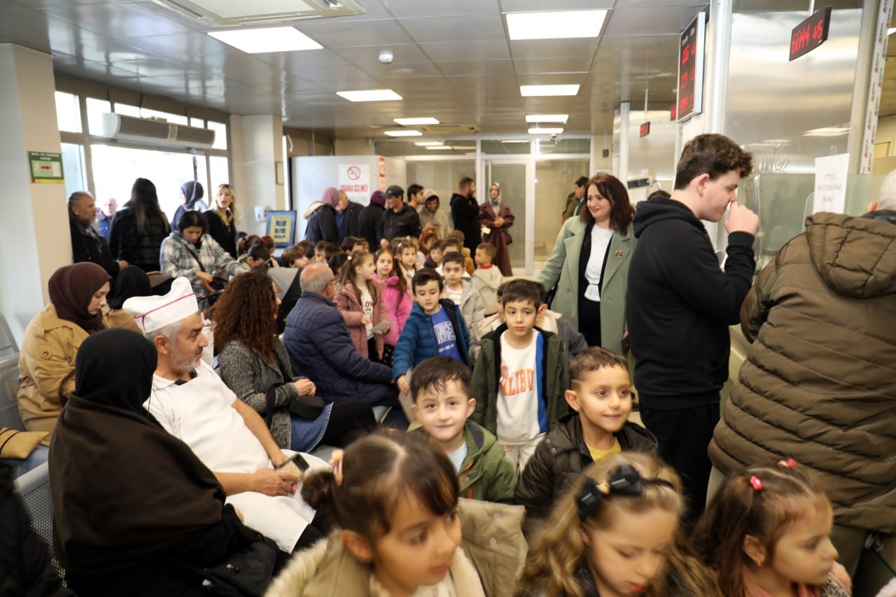 Minik ellerden büyük mutluluk: Anaokulu öğrencileri ilk mektuplarını PTT’ye teslim etti