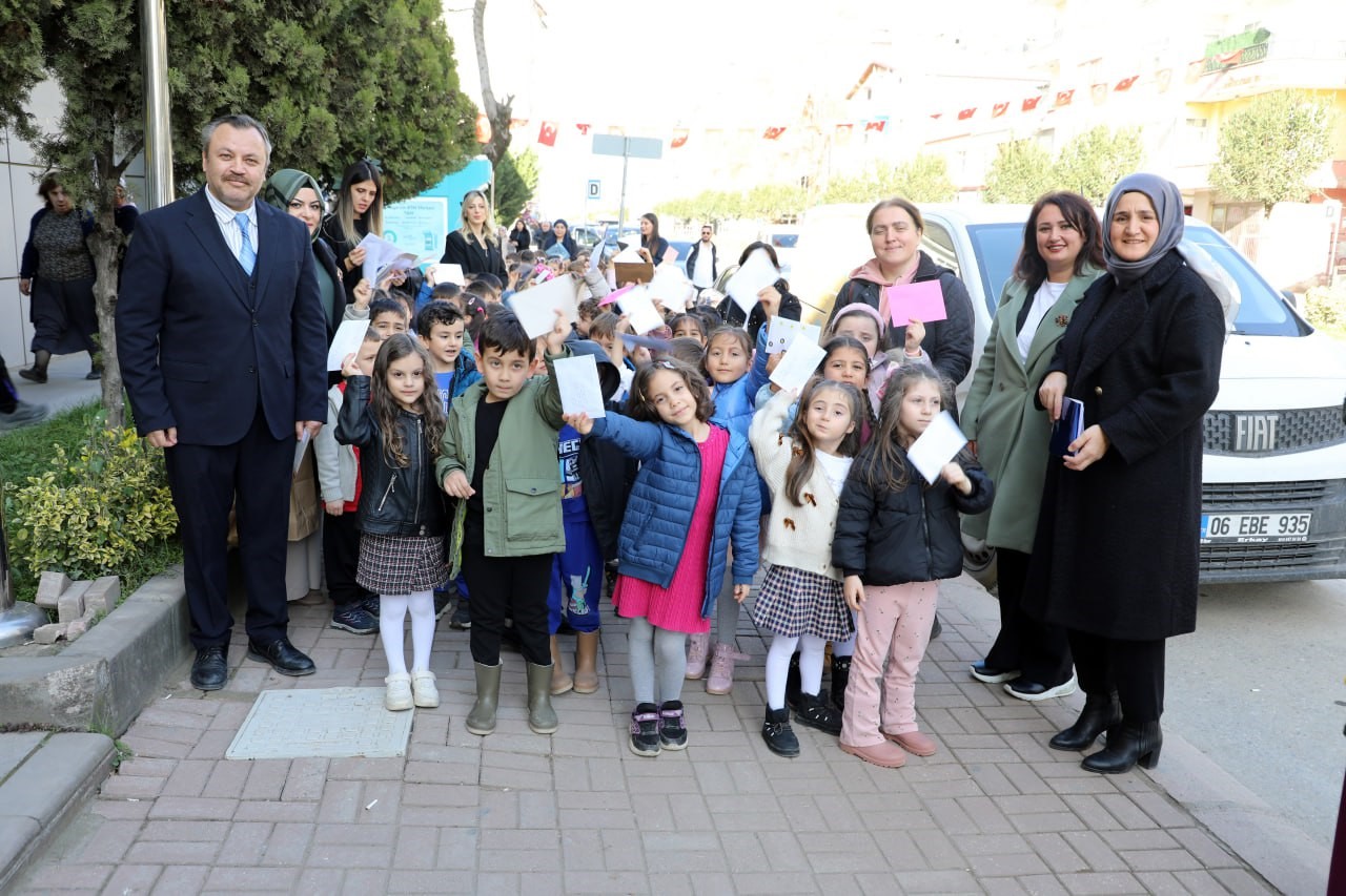 Minik ellerden büyük mutluluk: Anaokulu öğrencileri ilk mektuplarını PTT’ye teslim etti
