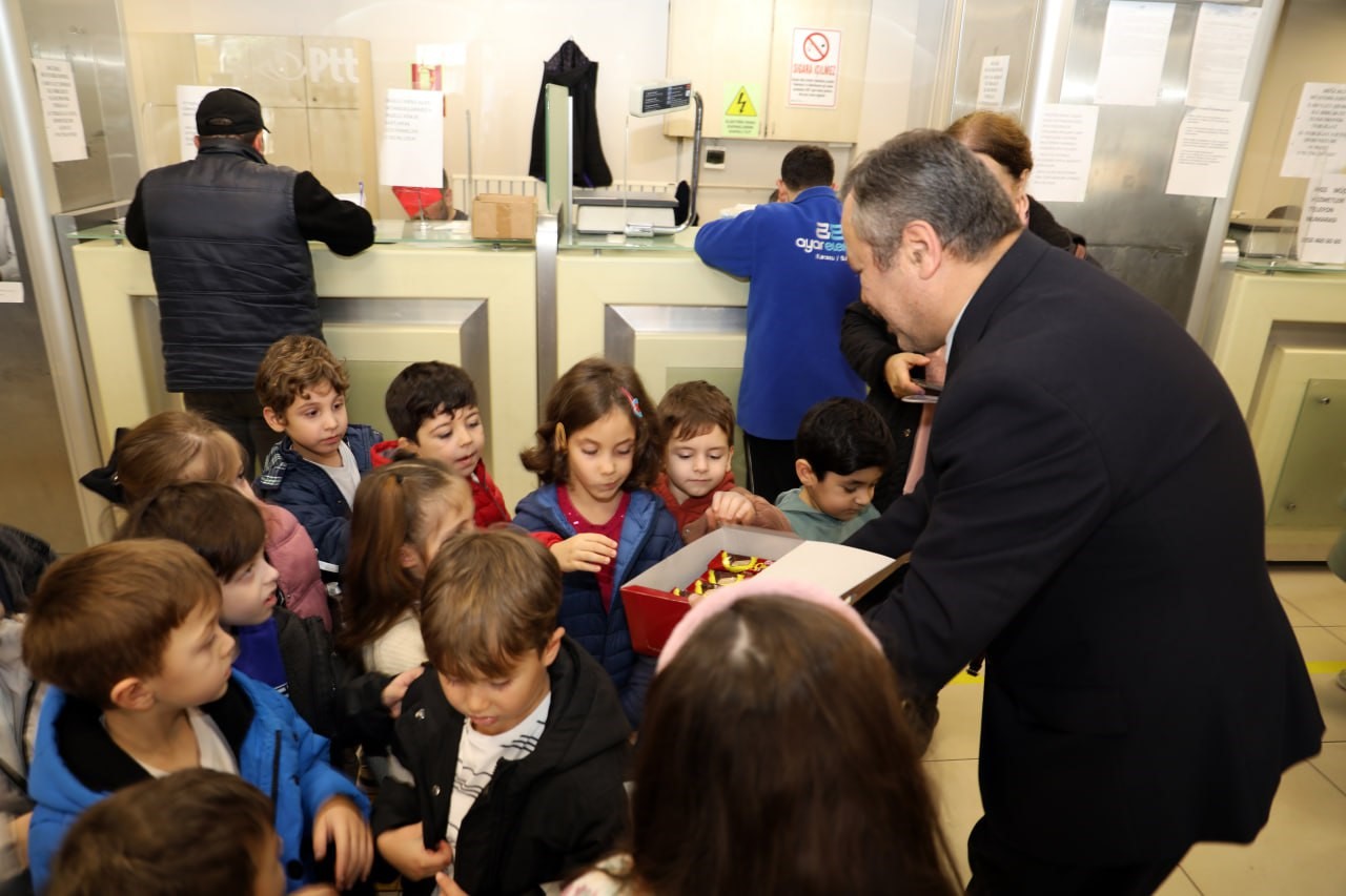 Minik ellerden büyük mutluluk: Anaokulu öğrencileri ilk mektuplarını PTT’ye teslim etti