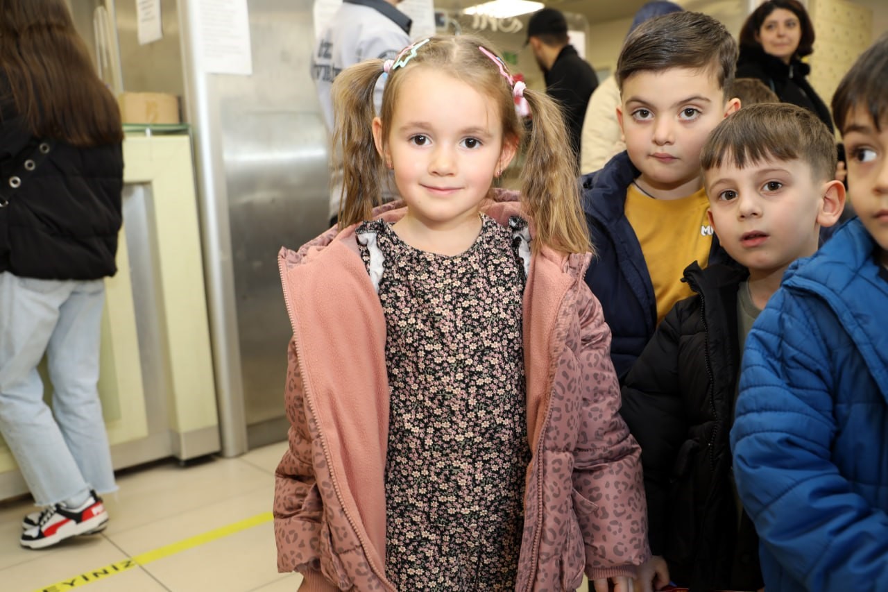 Minik ellerden büyük mutluluk: Anaokulu öğrencileri ilk mektuplarını PTT’ye teslim etti