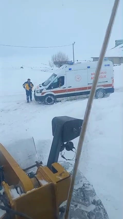 Kar engeline takılan ambulansa karayolları ekipleri yetişti
