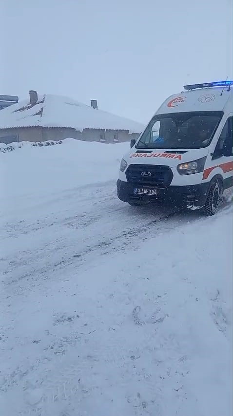 Kar engeline takılan ambulansa karayolları ekipleri yetişti