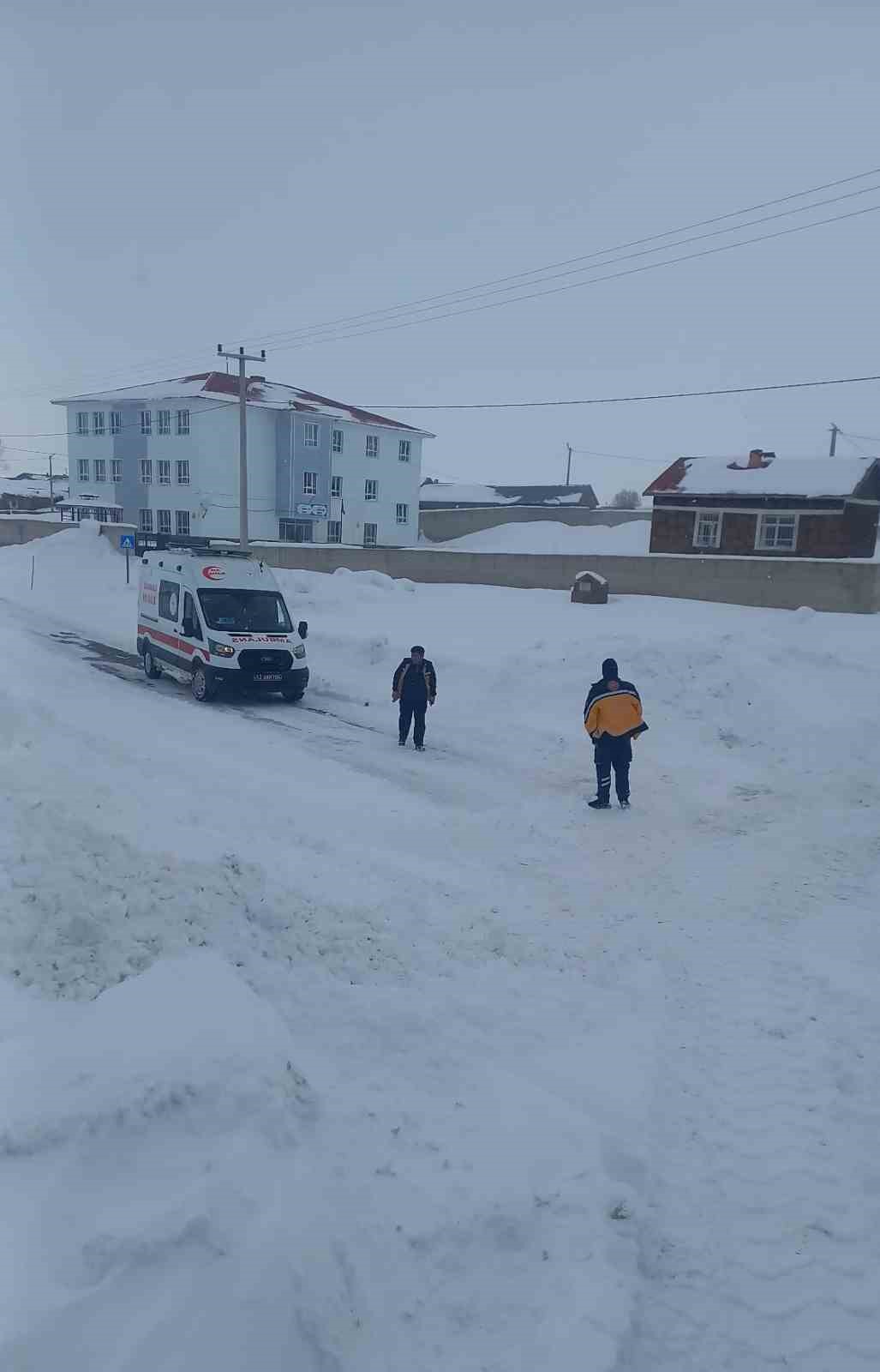 Kar engeline takılan ambulansa karayolları ekipleri yetişti