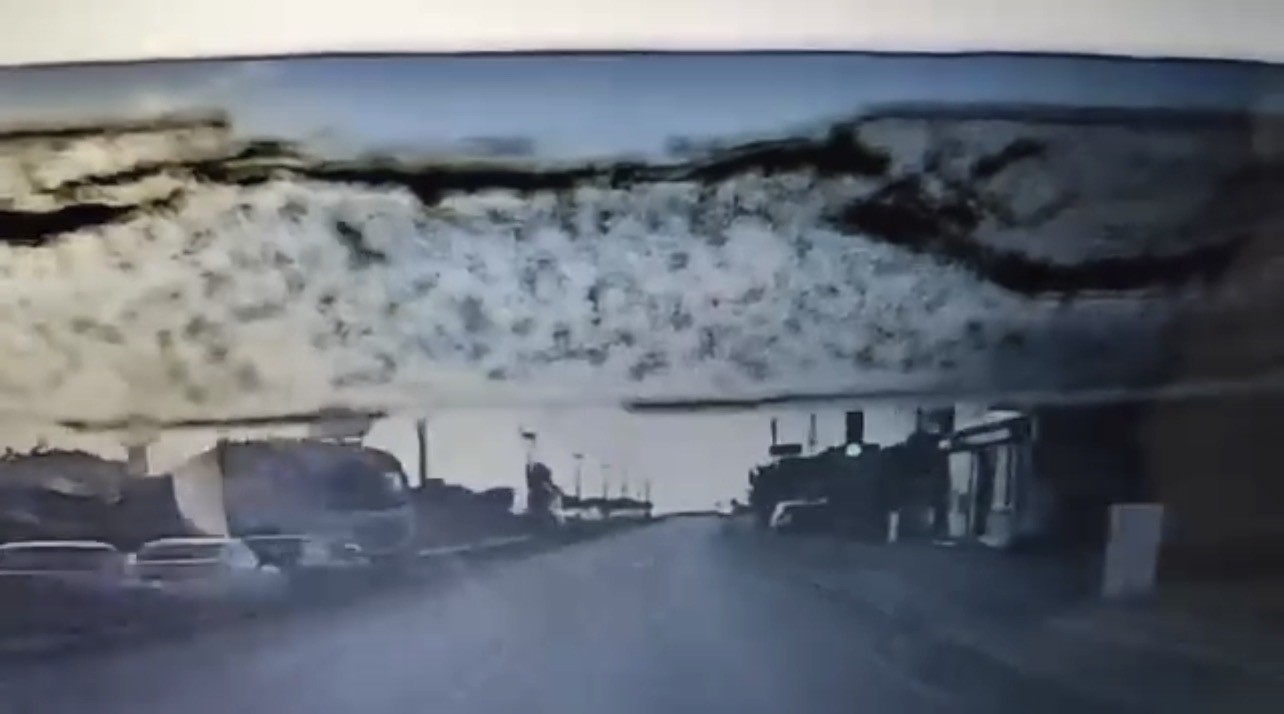 18 kişinin yaralandığı kazada yolcu minibüsünün devrildiği anlar kamerada