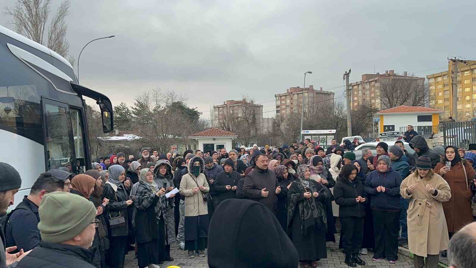 Karabük’te öğrenci, öğretmen ve veliler umre için yola çıktı