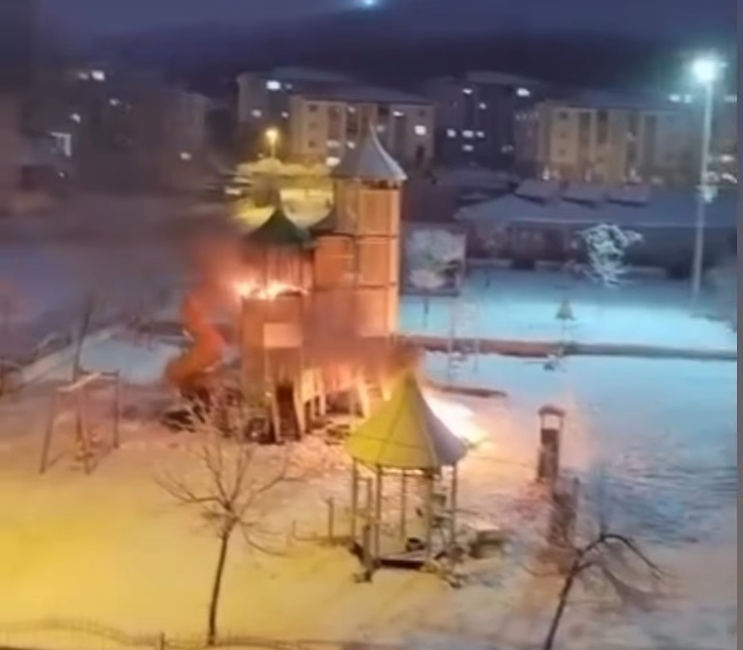 Van’da çocuk parkını yaktılar