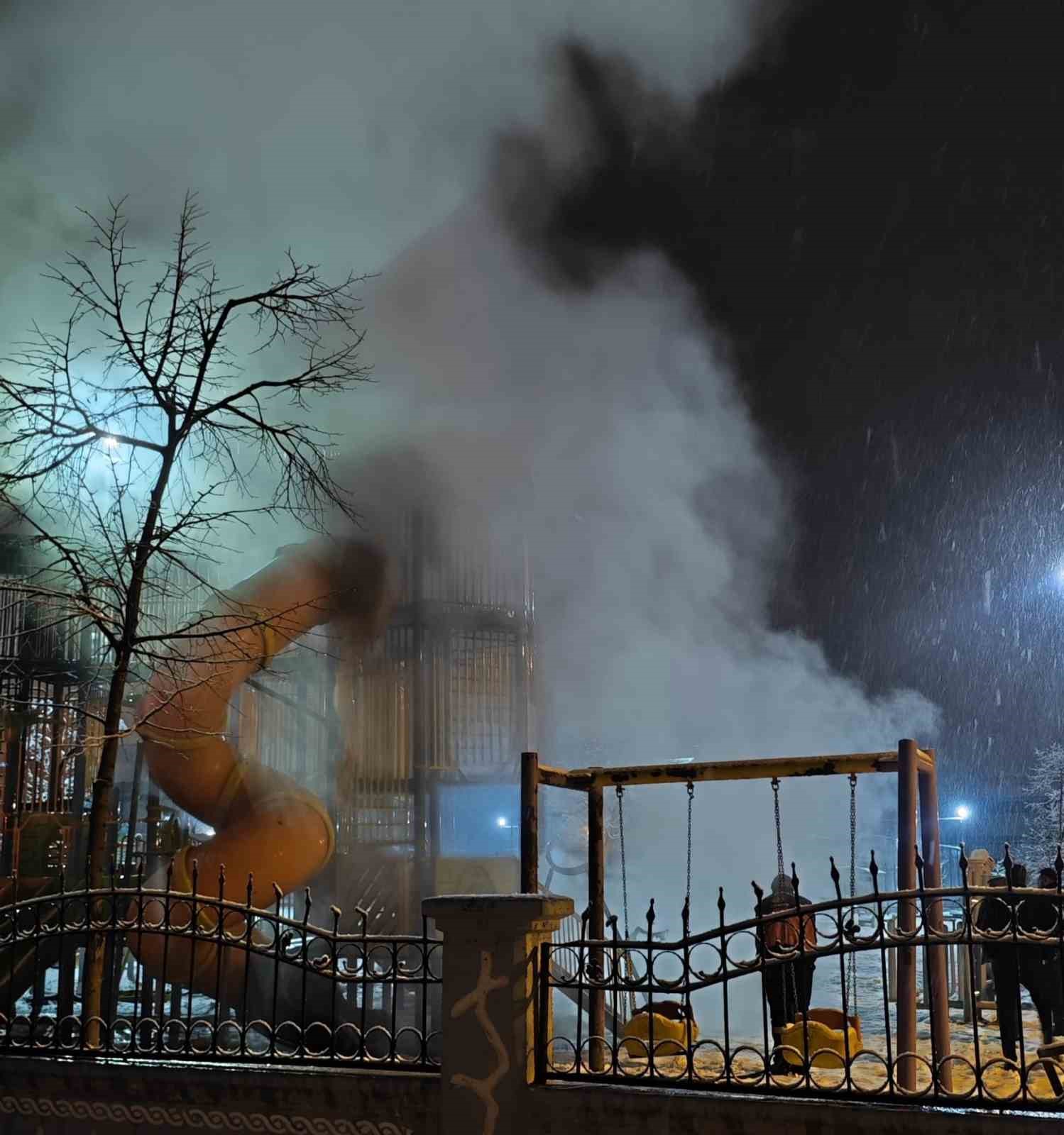 Van’da çocuk parkını yaktılar