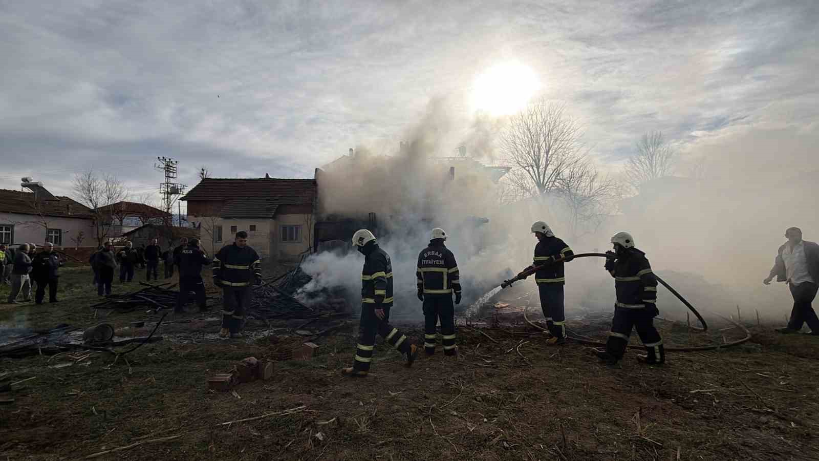 Erbaa’da ahırda çıkan yangın eve sıçradı