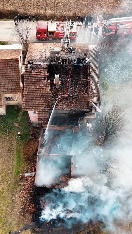 Erbaa’da ahırda çıkan yangın eve sıçradı