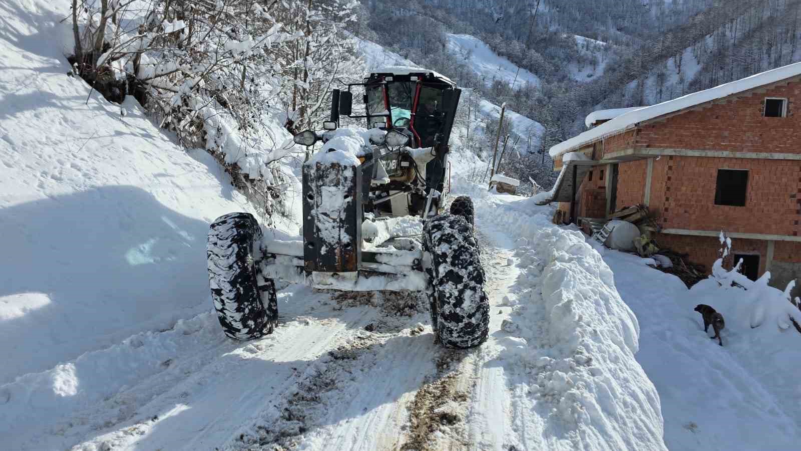 Trabzon’da karla mücadele çalışmaları sürüyor