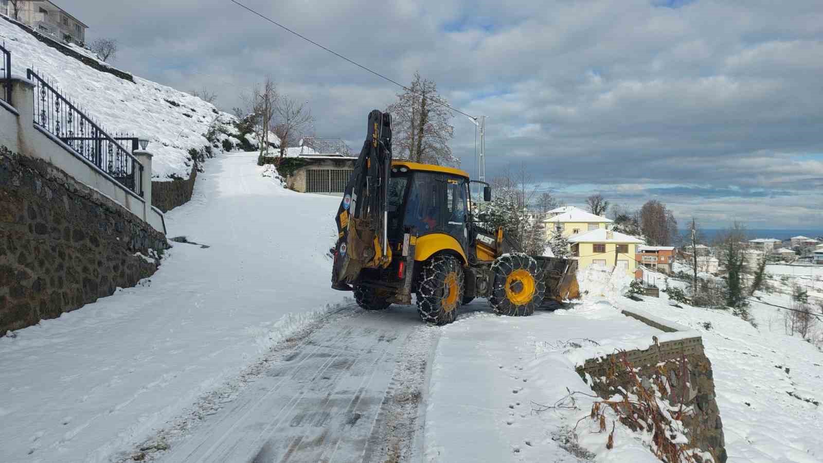 Trabzon’da karla mücadele çalışmaları sürüyor