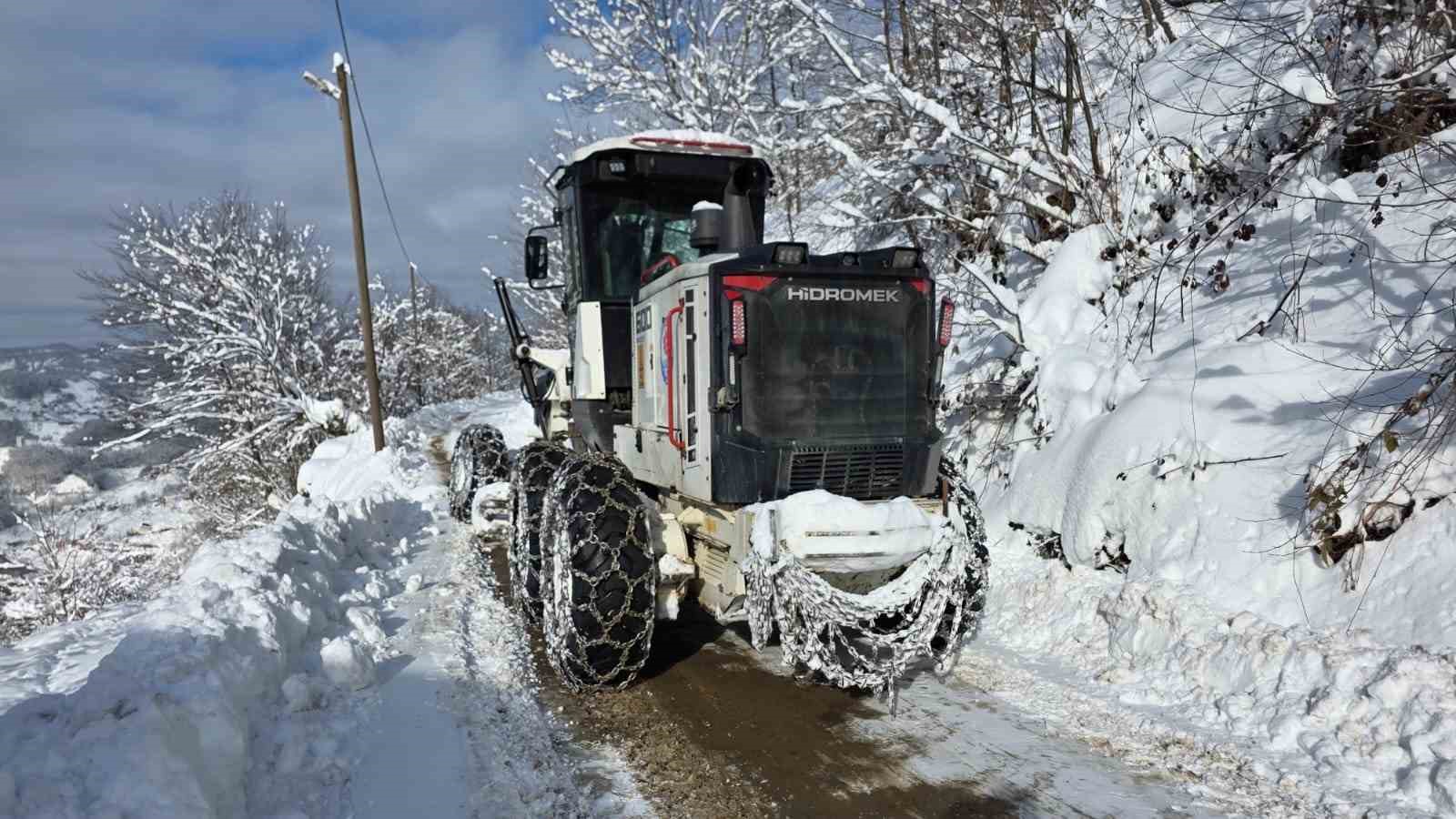 Trabzon’da karla mücadele çalışmaları sürüyor