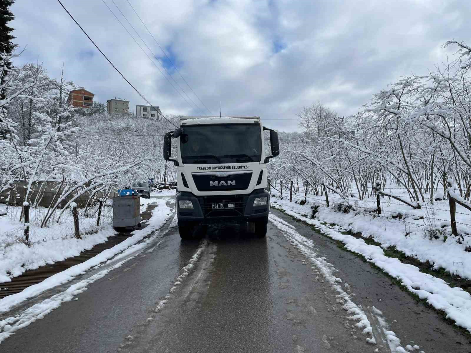 Trabzon’da karla mücadele çalışmaları sürüyor