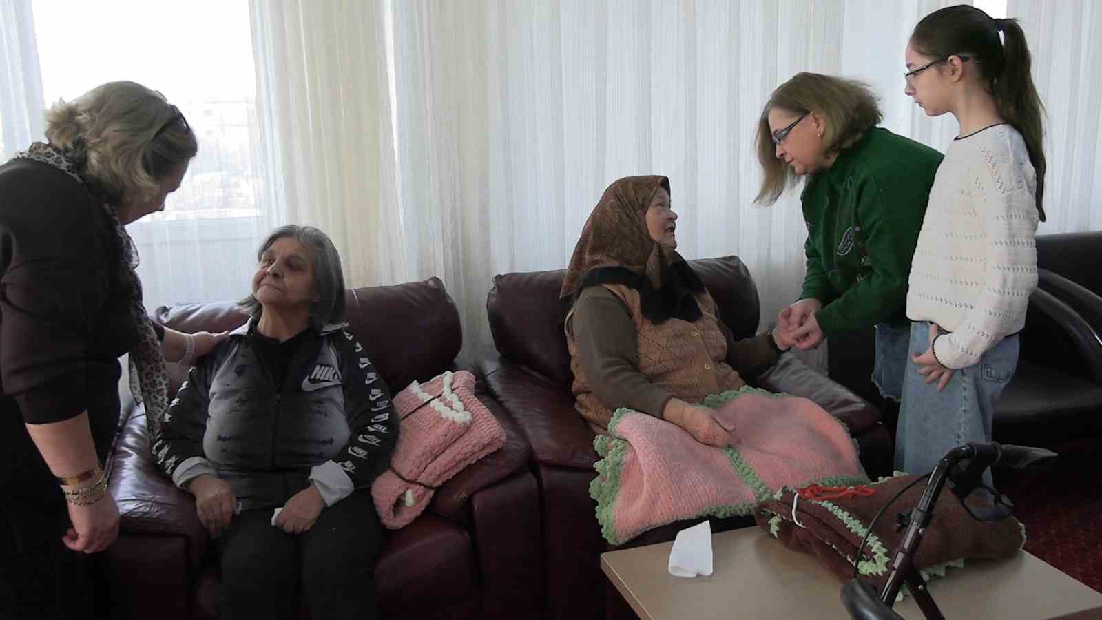 Edirne’de öğrenciler huzurevi sakinlerinin yüreğini ısıttı: Minik ellerden büyük vefa