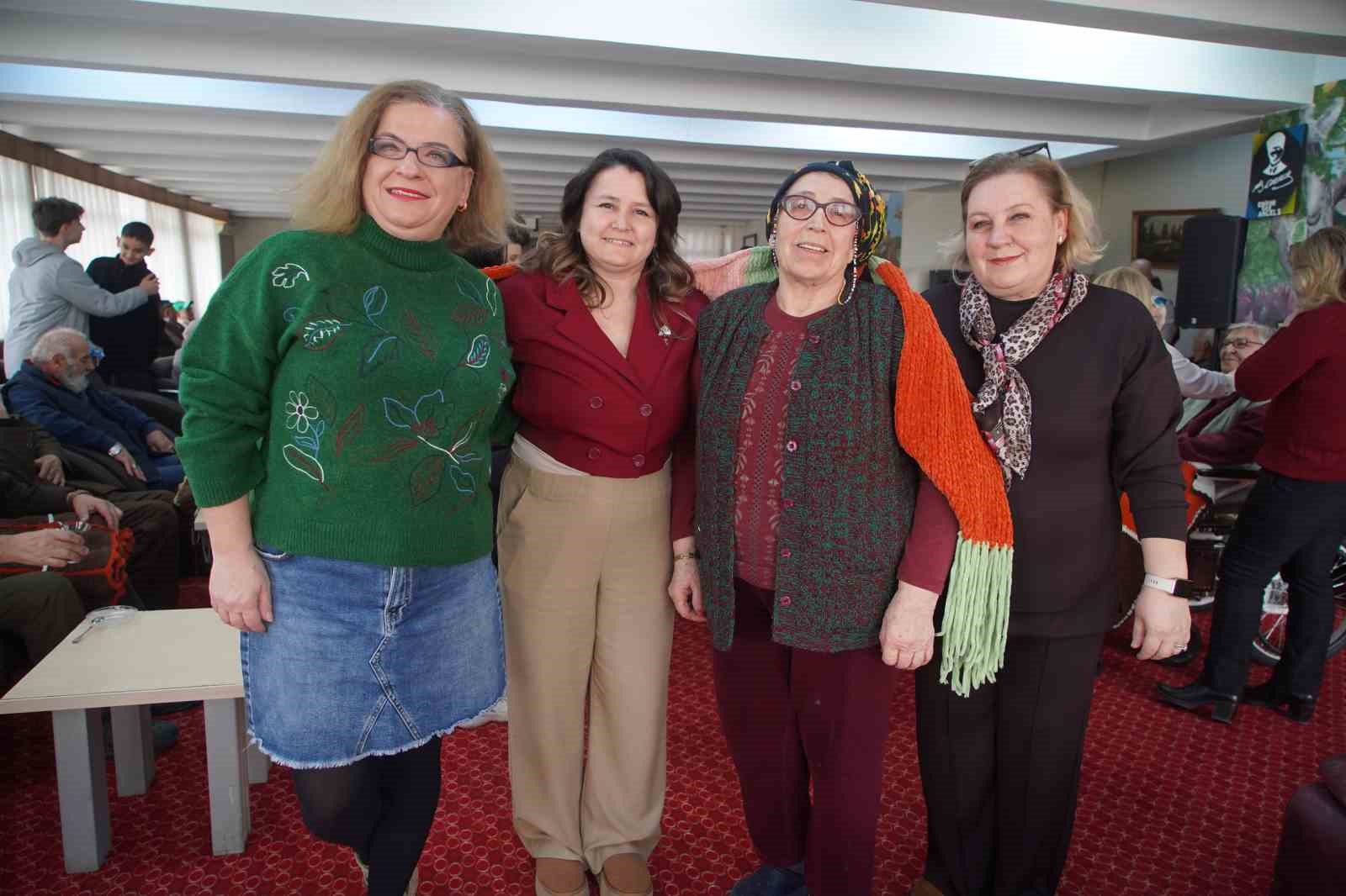 Edirne’de öğrenciler huzurevi sakinlerinin yüreğini ısıttı: Minik ellerden büyük vefa