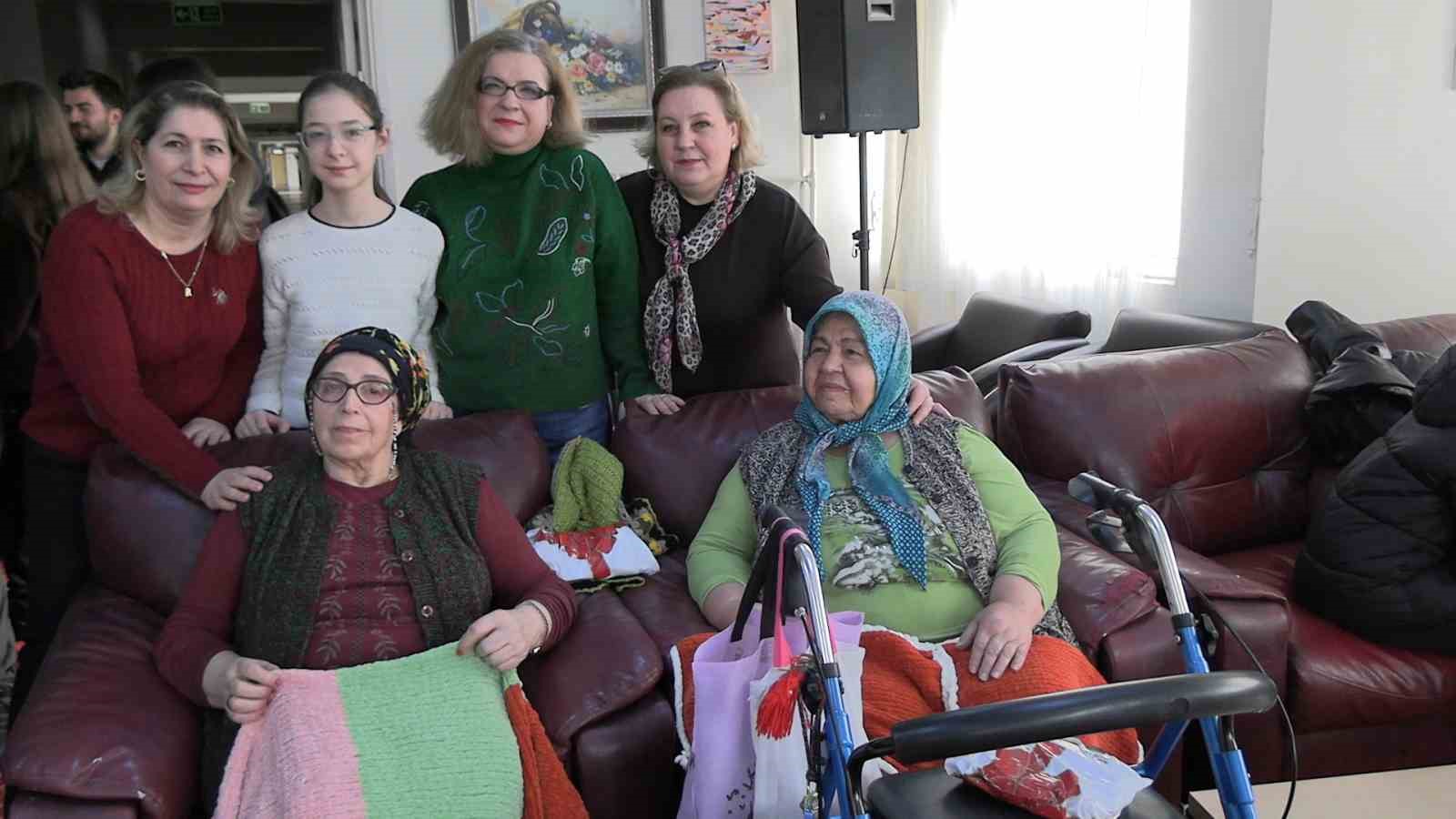 Edirne’de öğrenciler huzurevi sakinlerinin yüreğini ısıttı: Minik ellerden büyük vefa
