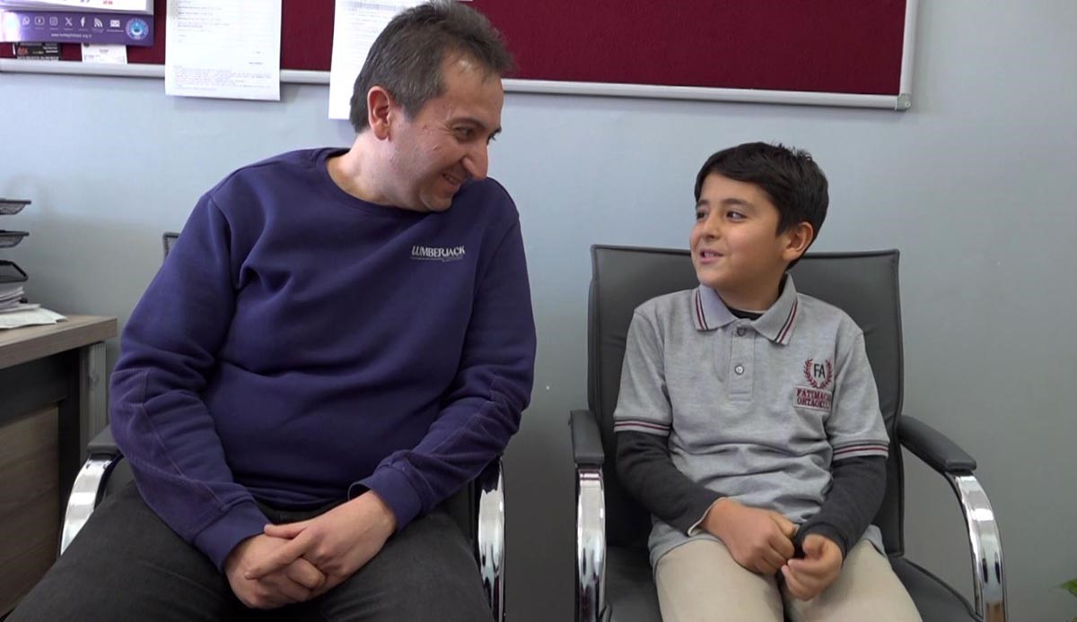 Nefes borusuna ekmek kaçan öğrencisini heimlich manevrasıyla kurtardı