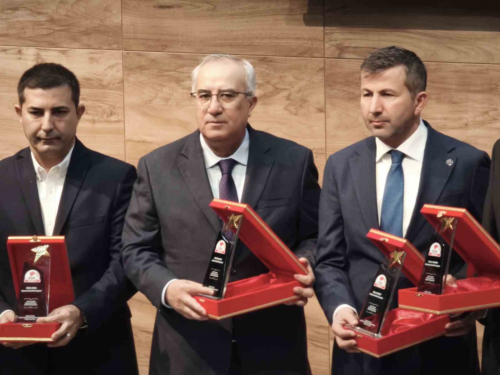 Çameli’ne çağ atlatan Başkan Arslan’a ’Yılın En Başarılı İlçe Belediye Başkanı’ ödülü verildi