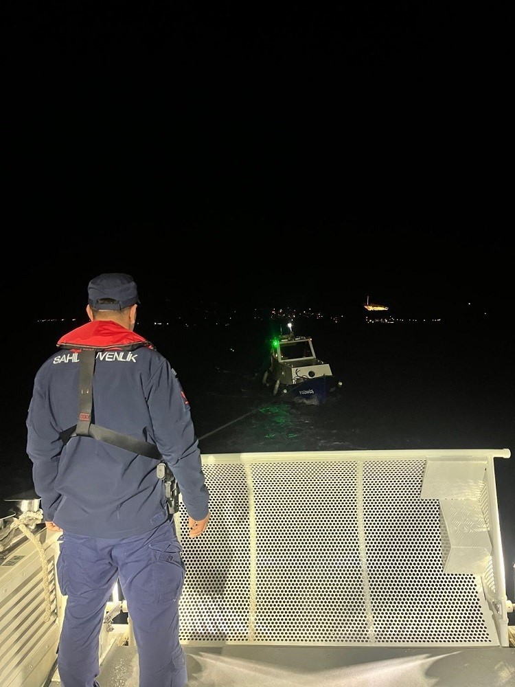 Çanakkale’de sürüklenen teknedeki 3 kişi kurtarıldı