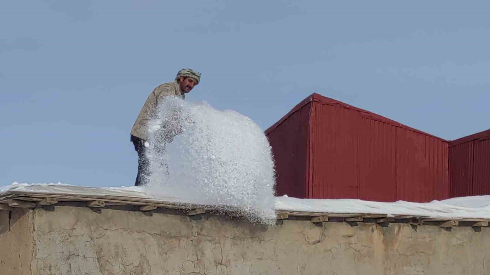 Çatak’ta kar mesaisi: Vatandaşlar damlarda kar temizlemeye başladı