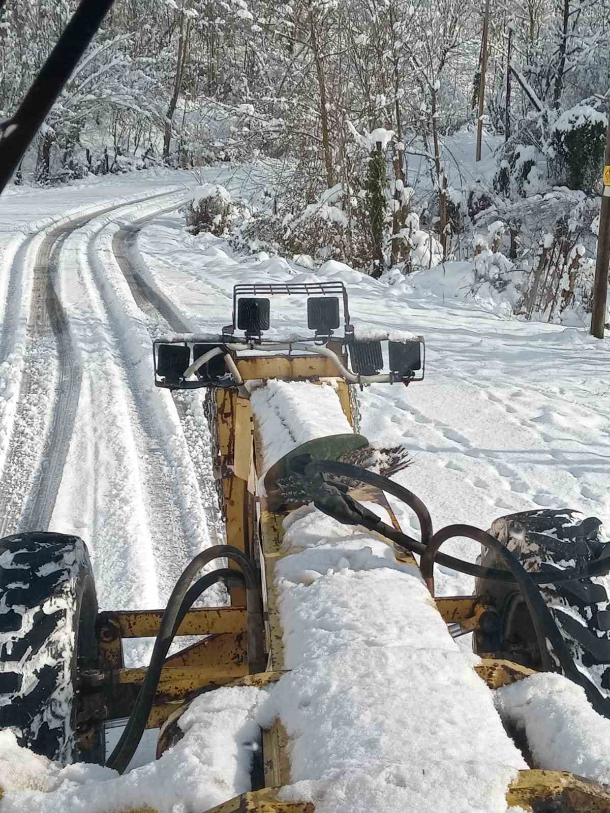 Çaycuma’da karla mücadele çalışmaları sürüyor