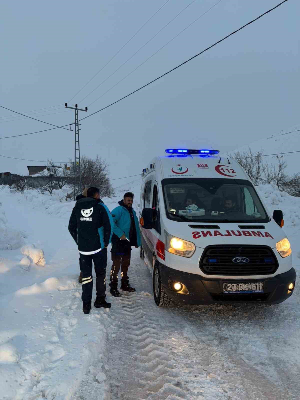 Karlı yollar aşıldı, hasta kadın kurtarıldı