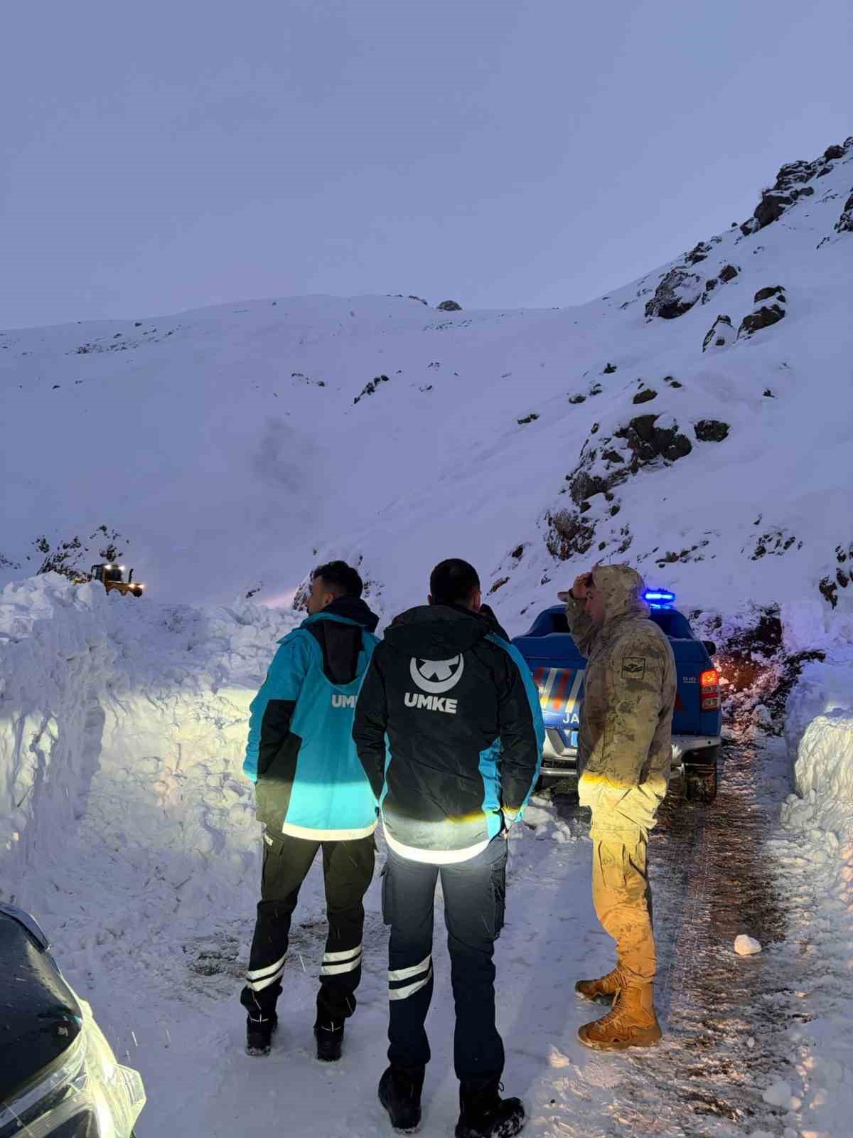 Karlı yollar aşıldı, hasta kadın kurtarıldı