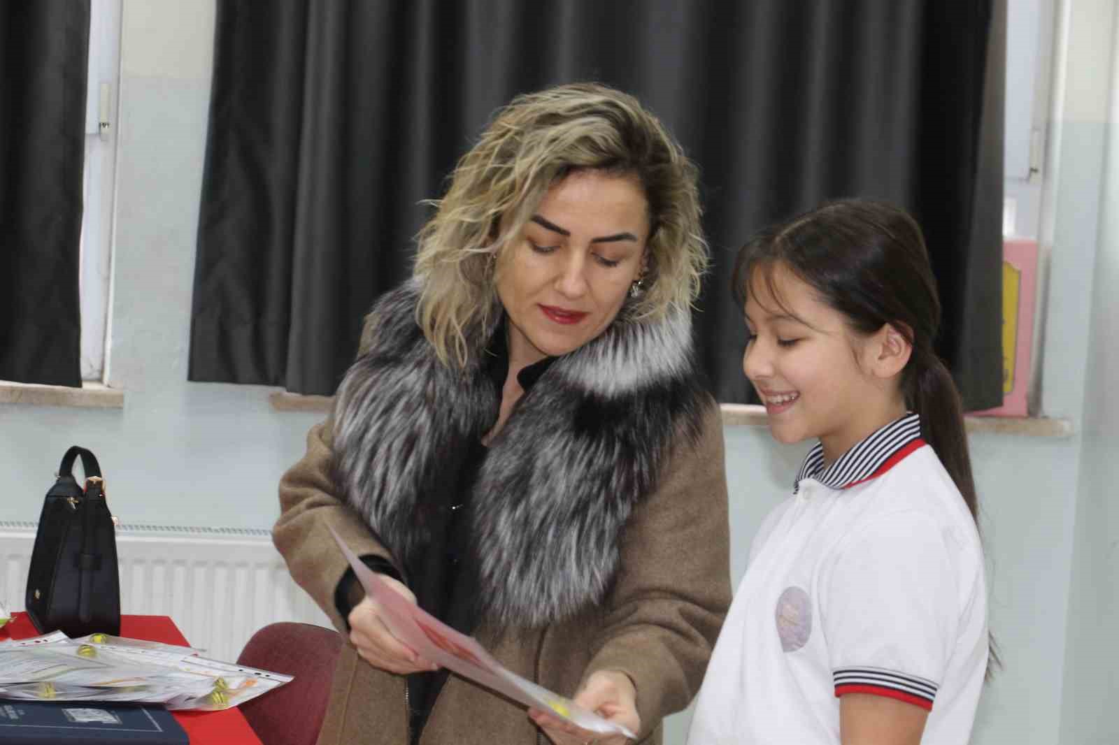 Yaklaşık 18 milyon öğrenci karnelerini alarak yarıyıl tatiline girdi