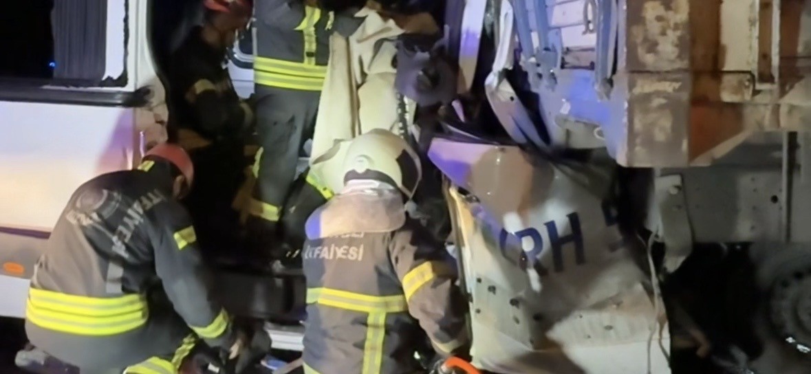 Kocaeli’de servis minibüsü ile kamyon çarpıştı: 7 yaralı