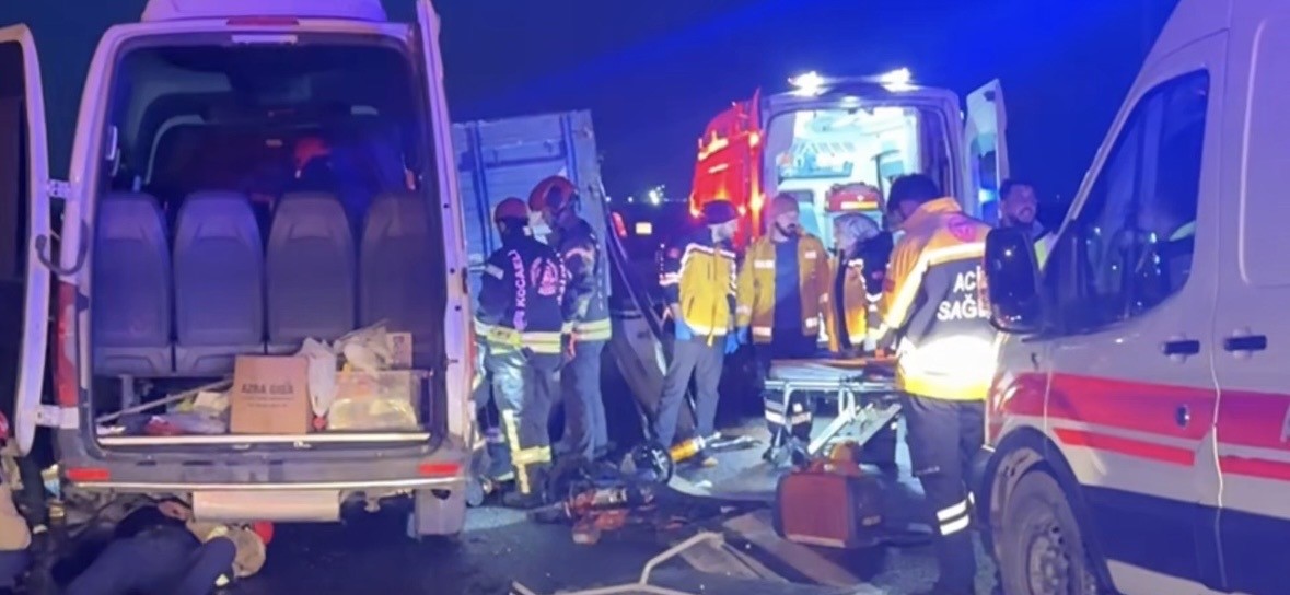 Kocaeli’de servis minibüsü ile kamyon çarpıştı: 7 yaralı