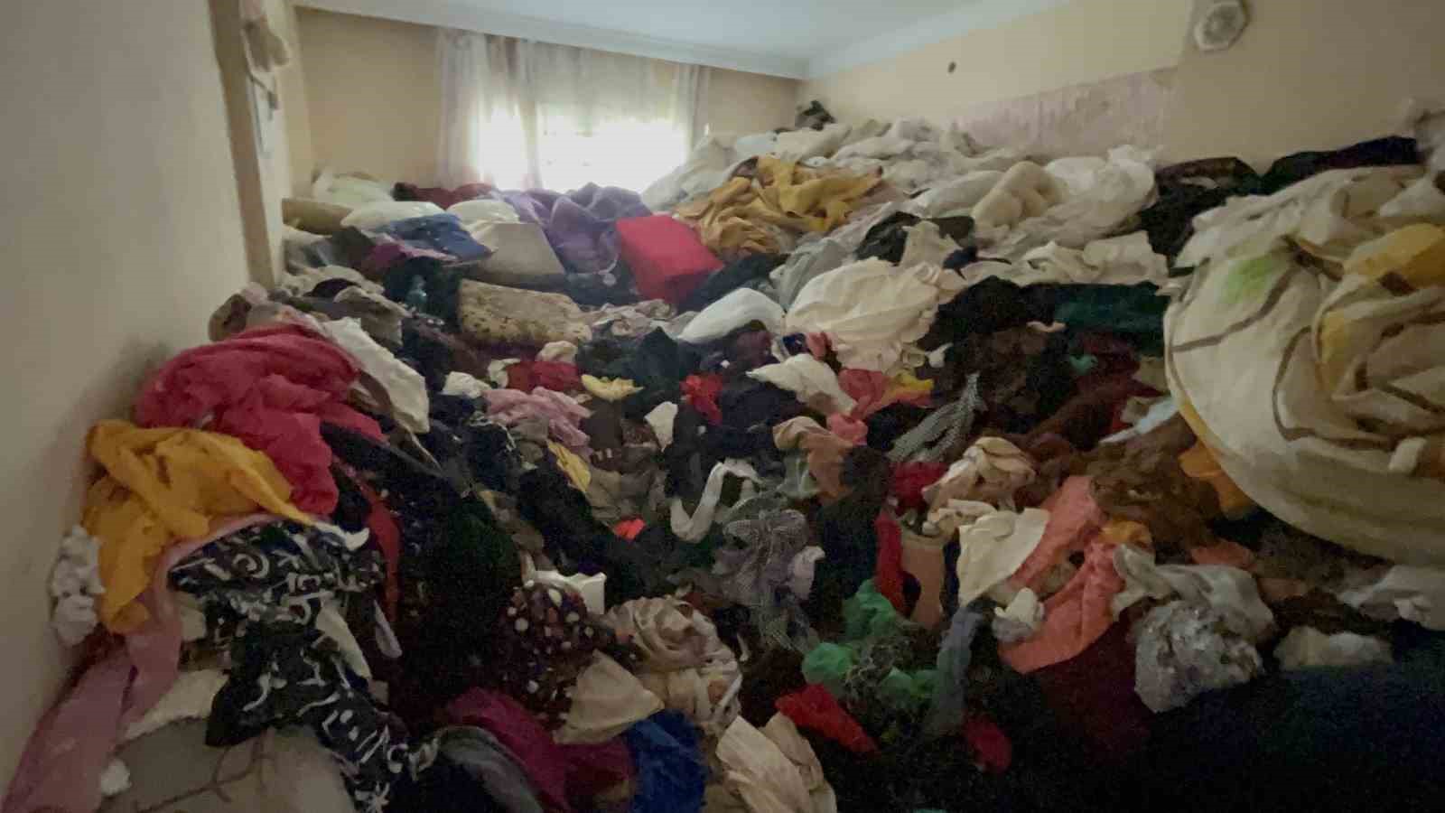 Evinde istiflediği giysi yığınlarının arasında ölü bulundu