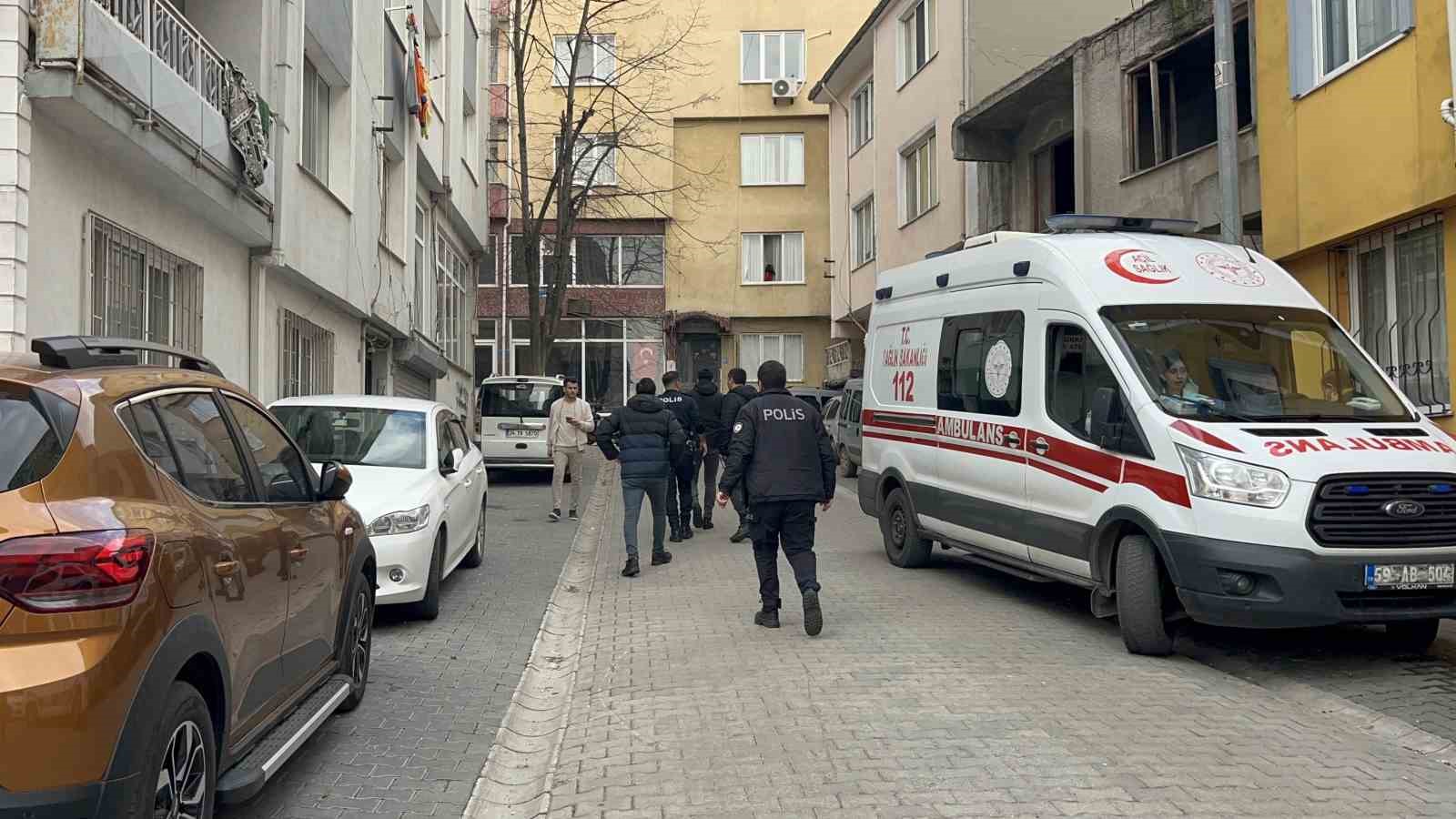 Evinde istiflediği giysi yığınlarının arasında ölü bulundu