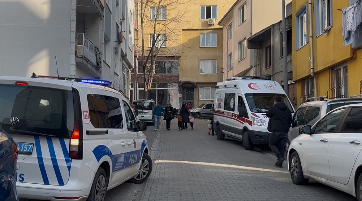 Evinde istiflediği giysi yığınlarının arasında ölü bulundu