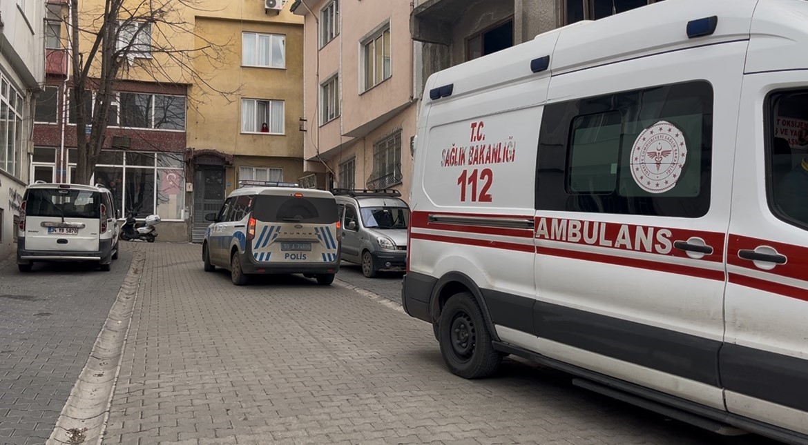 Evinde istiflediği giysi yığınlarının arasında ölü bulundu