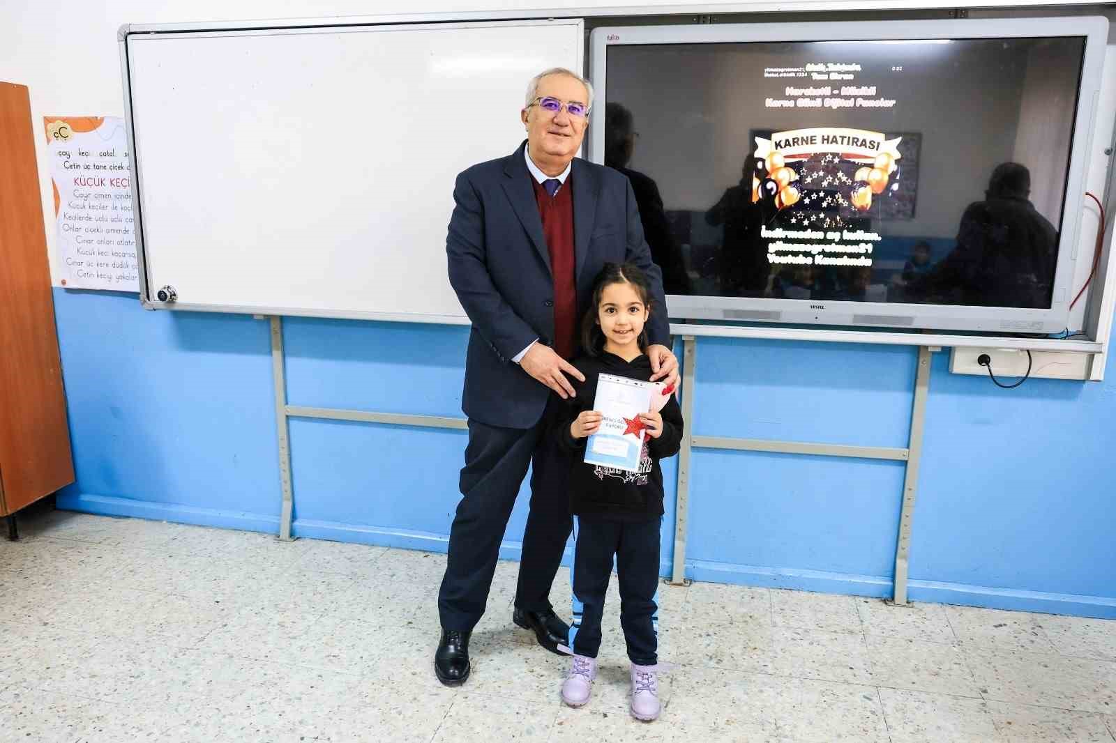 Başkan Arslan öğrencilerin karne sevincine ortak oldu