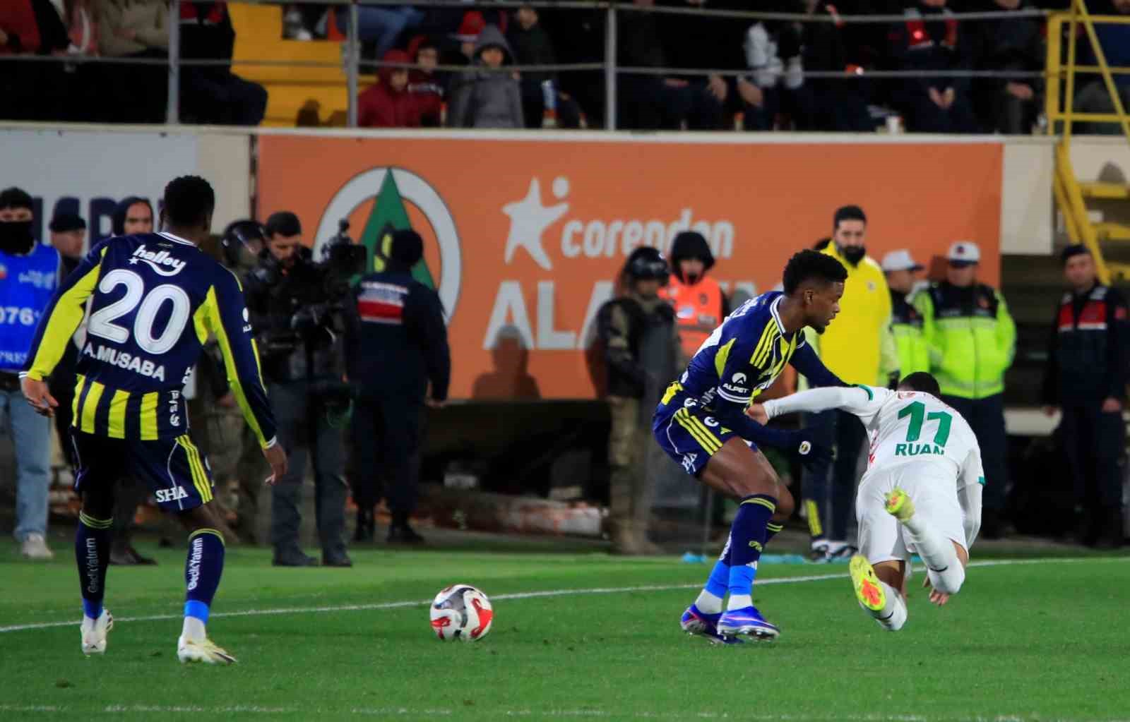 Trendyol Süper Lig: Alanyaspor: 2 - Fenerbahçe: 1 (İlk yarı)