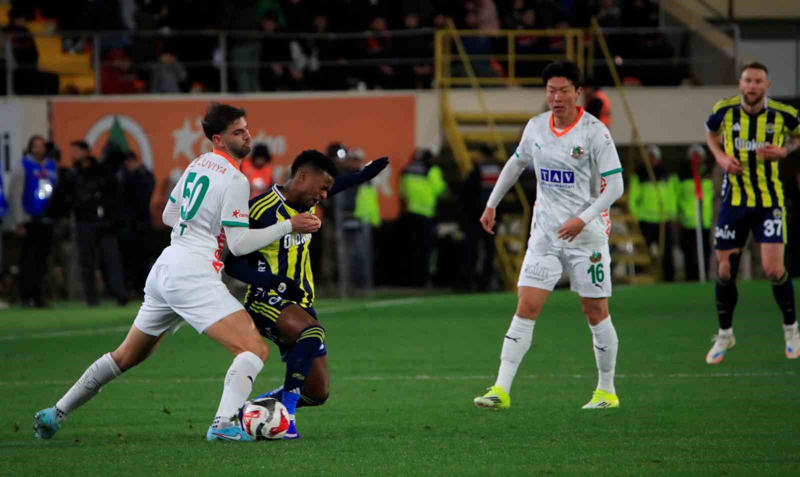 Trendyol Süper Lig: Alanyaspor: 2 - Fenerbahçe: 1 (İlk yarı)