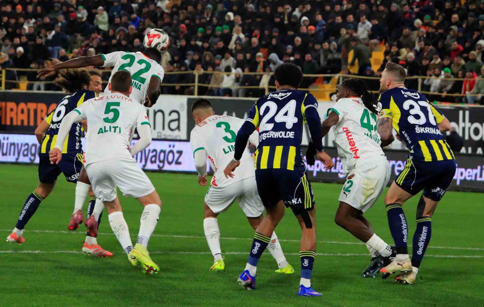 Trendyol Süper Lig: Alanyaspor: 2 - Fenerbahçe: 1 (İlk yarı)