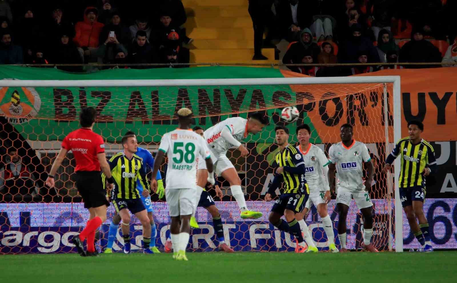 Trendyol Süper Lig: Alanyaspor: 2 - Fenerbahçe: 1 (İlk yarı)