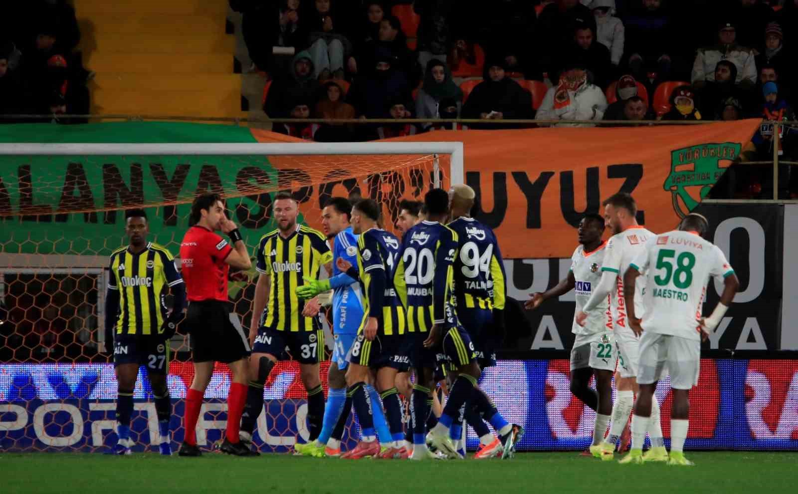 Trendyol Süper Lig: Alanyaspor: 2 - Fenerbahçe: 1 (İlk yarı)